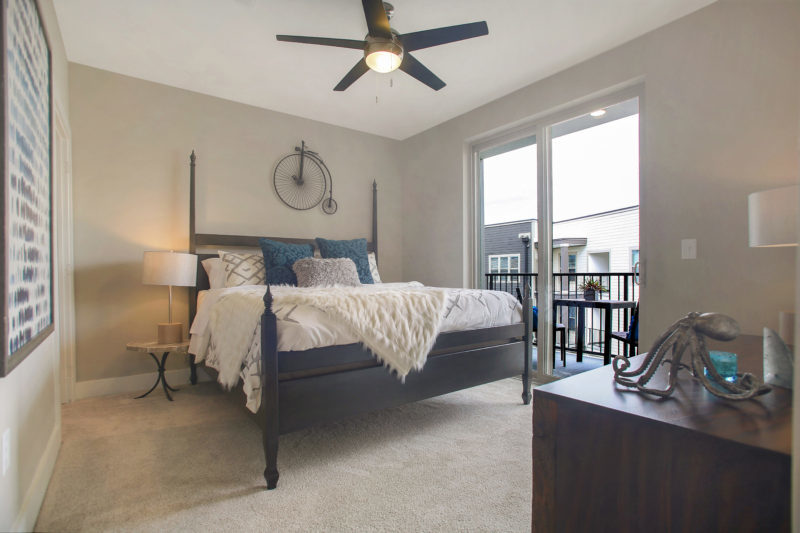 Helios - Cozy Bedroom With Balcony And Ceiling Fan